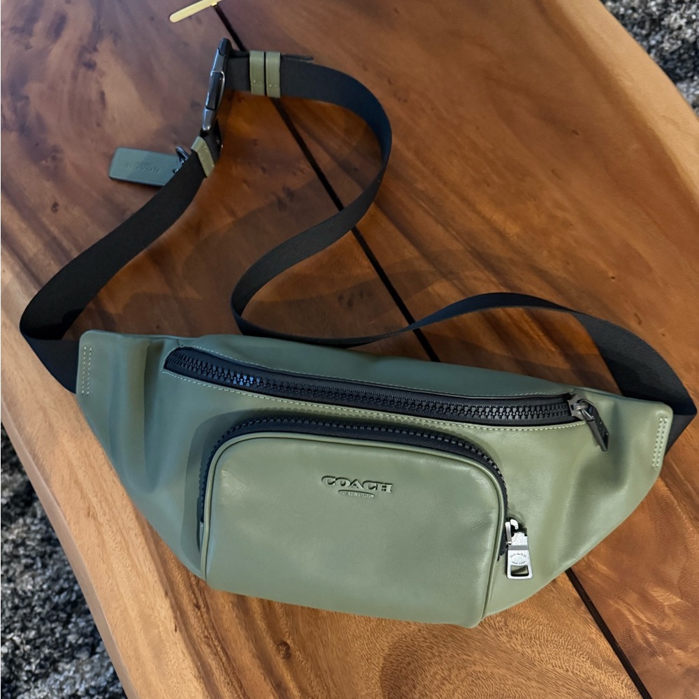 🔥NWT! Beautiful Coach Olive Sling Bag with Black Strap